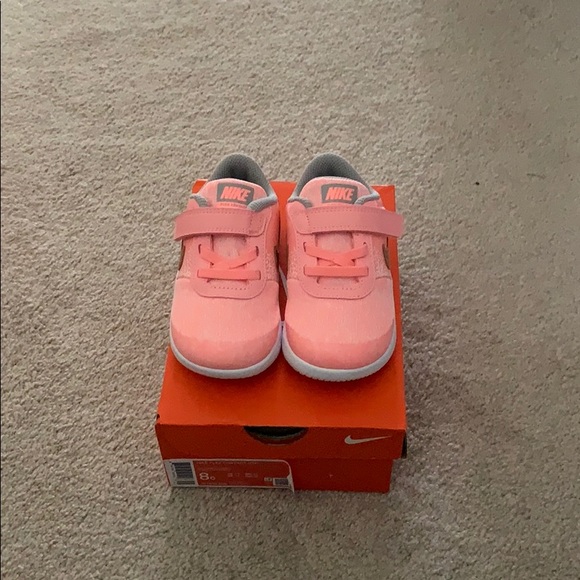 💥HOST PICK💥 Toddler Baby Nike Sneakers 5/6c - Picture 2 of 5